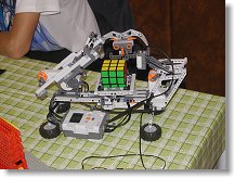 Vždyť složit kostku pana Rubika je tak snadné, umí to i pitomý robot z lega