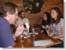 Marten překládá Honzovým kamarádkám z LZ jídelní lístek do jazyka Šejkspírova