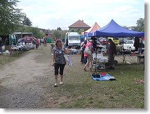 Moje XYL Iva prochází v sobotu odpoledne blešák