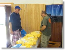 Přebírám si vysoutěžené tričko OL6HQ