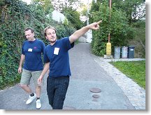 Ivan OK1PI u nás v RK, Honza OK1JD ukazuje naše ANT