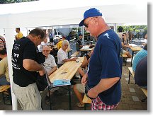 Pavel OK1DRQ mně předává deníky pro Pepu AWG