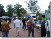 Páteční ráno, areál se pomalu zaplňuje