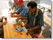 Pepa si právě vyzvedl balík lístku a je spokojen