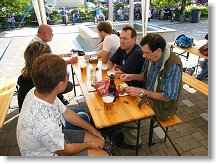 Beseda u hranatého stolu