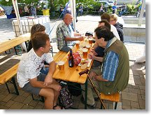 V popředí část KCR teamu a vzadu besedují mládežníci s Vojtou OK1ZHV