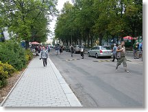 Spojovací ulice mezi blešáky v pátek ráno