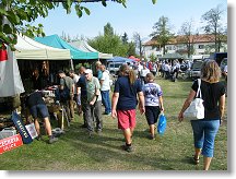 Polské stánky se zeleným materiálem