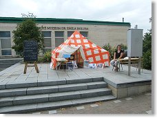 Červený stan na kře ledové