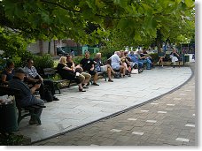 Posezení na lavičkách před kulturákem