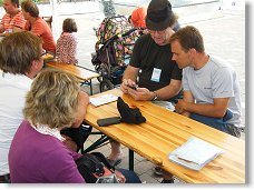 Marten OK1CMA předvádí Lukášovi OK1MHW právě zakoupenou hračku