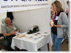 Iva konzultuje u QRP stánku, hádejte co....pečení chleba !