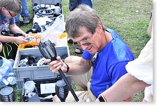 Martin OK1CMA vybírá zahradní lampičky