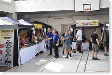Stánky firem v tělocvičně