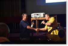 Ivan OK1PI přebírá zvláštní ocenění