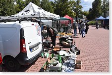 Před hudebkou za poledního sluníčka