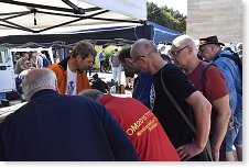 Ivan OK1PI, Emil OK1AG a Petr OK1FKM ve víru prodeje