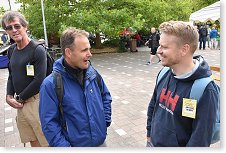 Martin OK1CMA a Lukáš OK1MHW diskutující s Jindrou OK1NOR