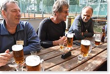 Ivan OK1PI, Martin OK1CMA, Petr OK1BP a pivečko Radegast 12