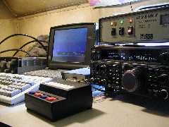 Na stole přibyla další škatulka - jednočipem řízený anténní přepínač.Konstrukce: HW OK1FRG, SW OK1CMA (37kB)