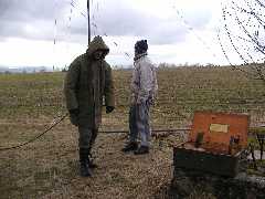 Stavební četa OK1FRG a OK1MHW vztyčila déelku (39kB)