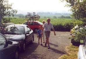 Pavel OK1DNZ s rodinkou (28kB)