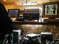 Pohled nejen na -obytnou- část na stole, ale i do -sklepních- prostor, HI (43kB)