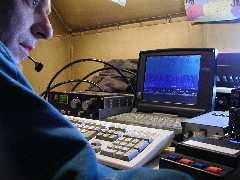 Pokud QSO neprobíhá podle představ někteří operátoři mění barvy - zde Ivan OK1PI zmodral (34kB)