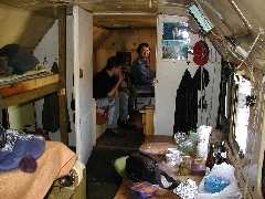 Pohled do vysílací místnosti - vlevo ložnice, vpravo jídelna. U zařízení OK1FCR sledován OK1MHW (42kB)