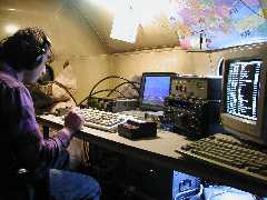 Petr OK1FRG u strojů (39kB)