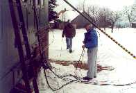 Karel OK1SW v zajetí kabelů (43kB)