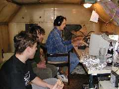 Nedělní ráno, u zařízení Láďa OK1FCR (39kB)