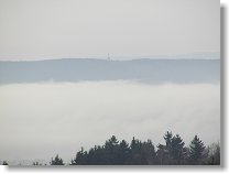 Vzadu na obzoru se tyčí vysílač Litický Chlum nad Vamberkem