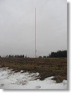 Kontrolní stožár určený na měření větru. Po tomto následuje většinou stavba větrníků...