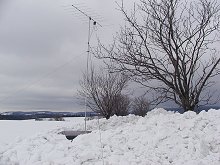 Nedá se nic dělat, kdyby se dal stožárek nahoru na sníh, zase by nešlo s anténou točit                                                                                                                     