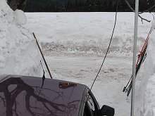 Pohled ze zdi sněhové garáže na silničku                                                                                                                     