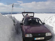 Pod koly je ještě cca půl metru sněhu a sedíme -na břiše-                                                                                                                      