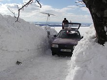Auto jsme zvedli, vypodložili (jak jinak než zase udusaným sněhem) a mělo by to jít                                                                                                                     