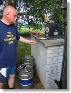 OK1FRD při svědomité kontrole polního výčepu