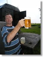 Zlatavý třpyt čerstvě natočeného půllitru v paprscích zapadajícího slunka...