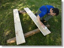 Dobrá duše Vestce Péťa OK1FRG při výrobě laviček