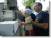 To už je snad třetí generace vestecké omladiny coby výčepních