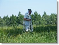 Arab v poli. A nese elektriku !!!