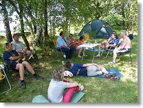 Odpoledne ve stínu nedaleko ohniště