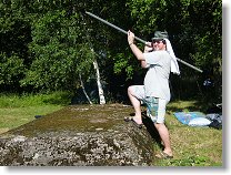 Pokud arab zrovna nekosí obilí, tak to zkouší s letícími cíli