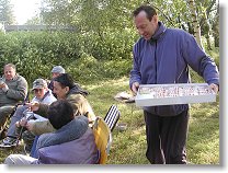 Oslavenec Ivan OK1PI roznáší sladké pokušení