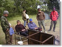 Postávající Hamové čekají až se dorožní hamu