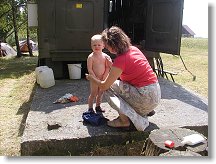 Vojtíšek na sebe nanesl značnou vrstvu opalovacího krému - využil hned celé balení