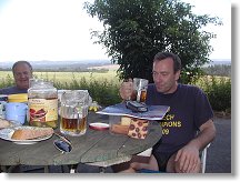 OK1PI si nedůvěřivě prohlíží svůj věrný značkový půllitr