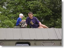 Jedno z atraktivních míst  mládežníků, střecha panváglu. Péťa OK1FRG to jistí